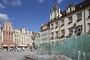 Images Dated 28th August 2011: Market Square and fountain, Old Town, Wroclaw, Silesia, Poland, Europe