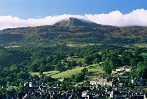 Images Dated 28th August 2008: The market town of Dolgellau beneath Cadair Idris