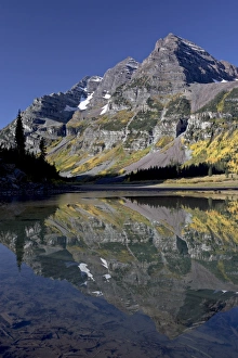 Images Dated 29th September 2008: Maroon Bells reflected in Crater Lake with fall color, White River National Forest