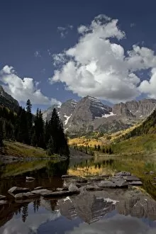 Images Dated 26th September 2008: Maroon Bells reflected in Maroon Lake with fall color, White River National Forest