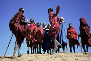 Images Dated 4th January 2000: Masai warriors performing jumping dance, Serengeti Park, Tanzania, East Africa, Africa