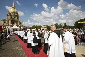 Images Dated 1st June 2009: Mass on Place Vauban at the end of a traditionalist Catholic pilgrimage organised by Saint Pie X