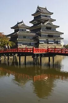 Images Dated 10th January 2000: Matsumoto Castle (Crow Castle) and Red Bridge built in 1594