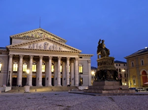 Max-Joseph-platz at night