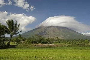 Images Dated 12th March 2010: Mayon volcanic cone, Legazpi, Bicol, Luzon, Philippines, Southeast Asia, Asia