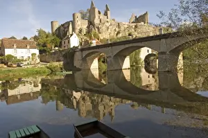 Wonderful Prints: The medieval castle built between the 11th and 15th centuries and the Anglin River