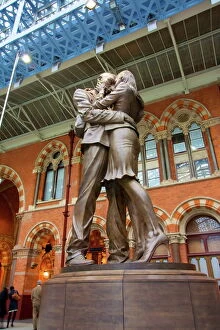 London Gallery: The Meeting Place bronze statue, St. Pancras Railway Station, London, England, United Kingdom