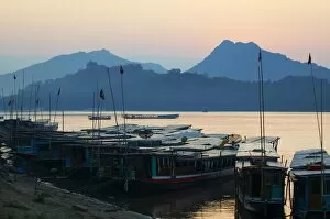 Images Dated 23rd December 2010: Mekong River at sunset, Luang Prabang, Laos, Indochina, Southeast Asia, Asia