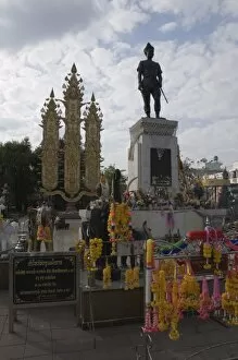 Images Dated 1st January 2008: Memorial at entrance to Chiang Rai, Thailand, Southeast Asia, Asia