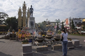 Images Dated 1st January 2008: Memorial at entrance to Chiang Rai, Thailand, Southeast Asia, Asia