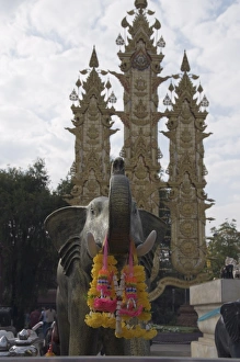 Images Dated 1st January 2008: Memorial at entrance to Chiang Rai, Thailand, Southeast Asia, Asia