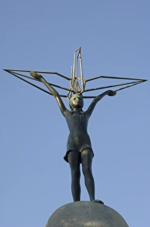 Warfare Prints: Memorial statue