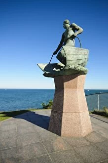 Images Dated 31st October 2008: Memorial statue to all those lost at sea, Montauk Point Lighthouse, Montauk