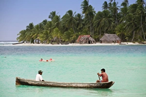Images Dated 5th January 2008: Men in dugout canoe near Devil Island, Comarca de Kuna Yala, San Blas Islands