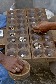 Images Dated 3rd August 2007: Men playing Kalah (Kalaha) (Mancala), a game in the mancala family, Moroni