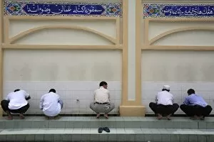 Images Dated 17th February 2006: Men washing before prayers, Masjid Kampung Mosque, Kuala Lumpur, Malaysia
