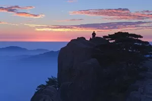 Images Dated 1st November 2005: Men watching sunrise, Huang Shan (Yellow Mountain), UNESCO World Heritage Site