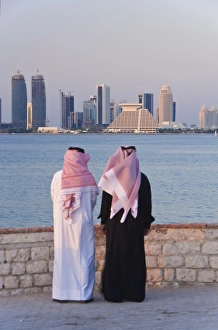 Images Dated 14th December 2007: Two men wearing traditional dress of thobe and gutra