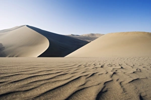 Images Dated 13th December 2008: Ming Sha sand dunes and pavilion at Crescent Moon Lake, Dunhuang, Gansu Province