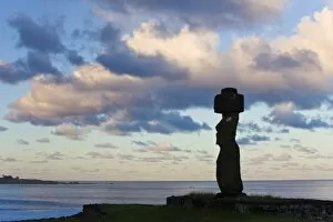 Images Dated 18th March 2008: Moai statue Ahu Ko Te Riku, the only topknotted and eyeballed Moai on the Island