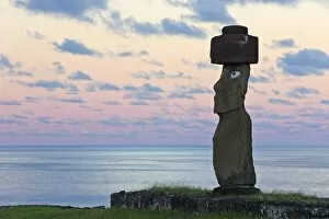 Images Dated 18th March 2008: Moai statue Ahu Ko Te riku, the only topknotted and eyeballed Moai on the Island