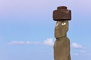 Images Dated 16th March 2008: Moai statue Ahu Ko Te Riku, the only topknotted and eyeballed Moai on the Island