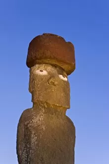 Images Dated 17th March 2008: Moai statue Ahu Ko Te riku, the only topknotted and eyeballed Moai on the Island