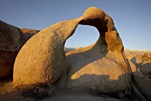 Images Dated 9th December 2008: Mobius Arch framing Mt. Whitney at dawn, Alabama Hills, Inyo National Forest
