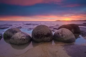Images Dated 8th December 2008: Moeraki Boulders, Otago, South Island, New Zealand, Pacific