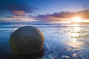 Images Dated 5th December 2008: Moeraki Boulders, Otago, South Island, New Zealand, Pacific
