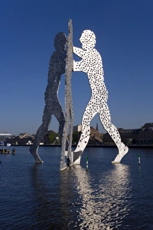 Molecule Men sculpture and River Spree