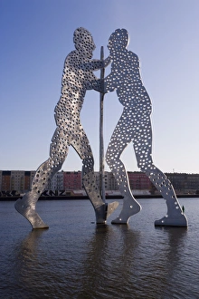 Molecule Men sculpture and River Spree