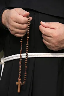 Images Dated 8th April 2007: Monk holding rosary, Rome, Lazio, Italy, Europe