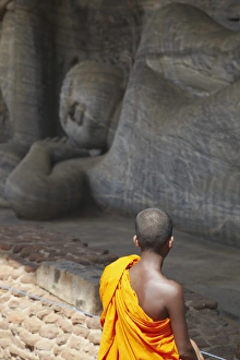 Monk looking at reclining Buddha statue, Gal Vihara, Polonnaruwa, UNESCO World Heritage Site, North Central Province, Sri Lanka, Asia