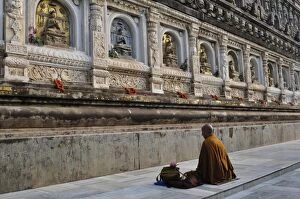 Images Dated 6th November 2010: Monk, Mahabodhi Temple, UNESCO World Heritage Site, Bodh Gaya (Bodhgaya)