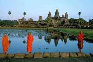 Cambodia Gallery: Monks in saffron robes, Angkor Wat, UNESCO World Heritage Site, Siem Reap