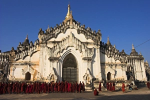 Monks waitng in a long line to collect alms, Ananda festival, Ananda Pahto (Temple)