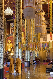 Chiang Mai Prints: Monks at Wat Chedi Luang Worawihan temple, Chiang Mai, Thailand, Southeast Asia, Asia