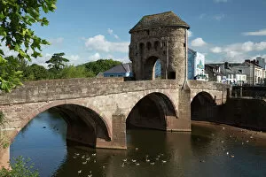 Sandstone Gallery: Monnow Bridge and Gate over the River Monnow, Monmouth, Monmouthshire, Wales, United Kingdom
