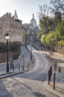 French Culture Gallery: The Montmartre area with the Sacre Coeur basilica in the background, Paris, France, Europe