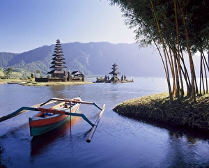 Moored boat before the Danu Temple