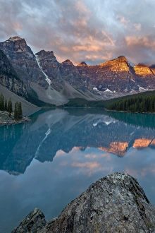 Moraine Lake at sunrise with pink clouds, Banff National Park, UNESCO World Heritage Site, Alberta, Rocky Mountains, Canada, North America