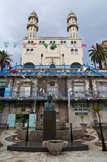Images Dated 2nd November 2010: Mosque Sidi-Mouhoub, Bejaia, Kabylia, Algeria, North Africa, Africa