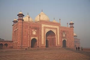 Mosque next to Taj Mahal, Agra, Uttar Pradesh, India, Asia