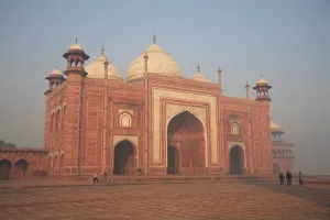 Images Dated 30th December 2006: Mosque next to Taj Mahal, Agra, Uttar Pradesh, India, Asia