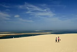 Images Dated 30th August 2008: Mother and child at Dune du Pyla, the largest dune in Europe, Bay of Arcachon