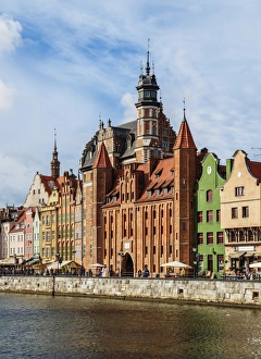 Motlawa River and Mariacka Gate, Old Town, Gdansk, Pomeranian Voivodeship, Poland, Europe