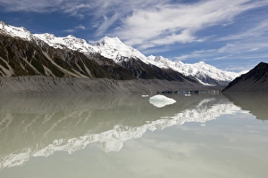 Mount Cook and Southern Alps, Tasman Lake, Mount Cook National Park, UNESCO World Heritage Site, Canterbury region, South Island, New Zealand, Pacific