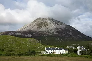 Irish Gallery: Mount Errigal and Dunlewy village, County Donegal, Ulster, Republic of Ireland, Europe