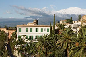 Images Dated 15th January 2000: Mount Etna volcano from Taormina